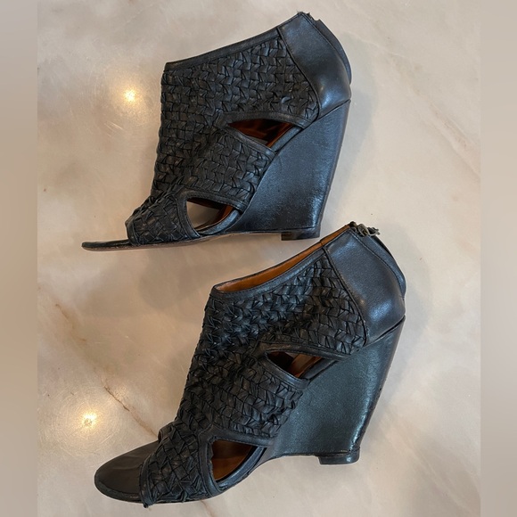 Elizabeth and James Black Leather Wedge Sandals w/ back Zipper. Booties 9B - Picture 6 of 9